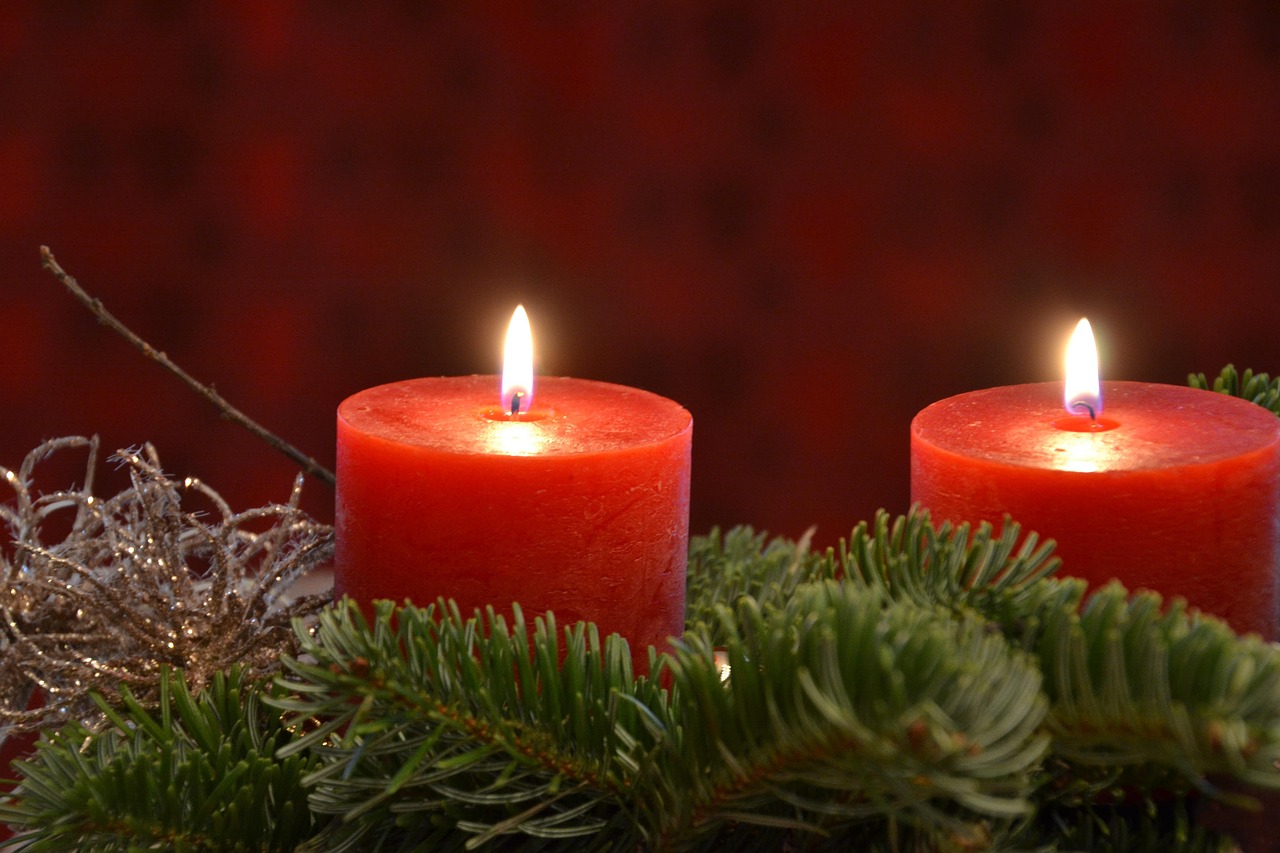 Two Christmas candles - Advent Image by Inn from Pixabay.jp